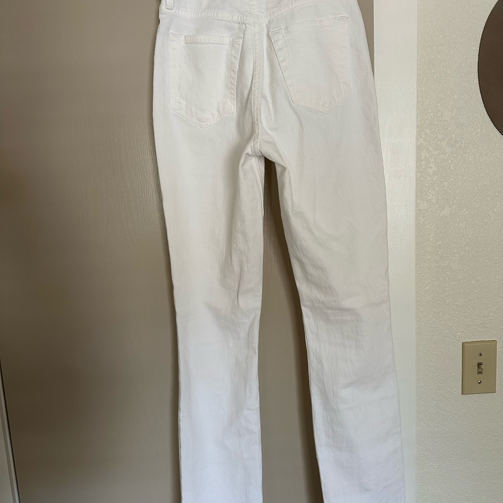 New with tags white Abercrombie jeans. Ultra High Rise The Slim Straight.